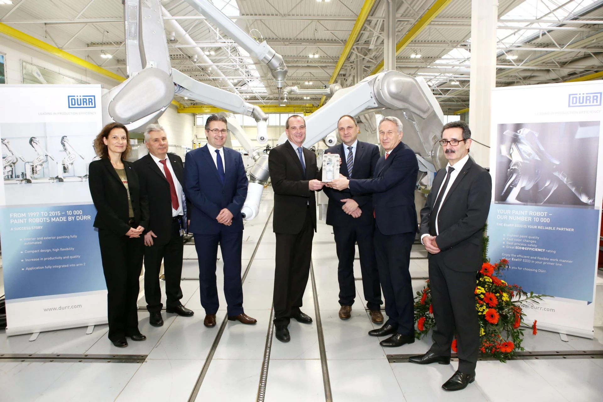 Erfolgreicher Vertragsabschluss: Der 10.000ste Roboter von Dürr lackiert künftig Opel-Karosserien in Zaragoza