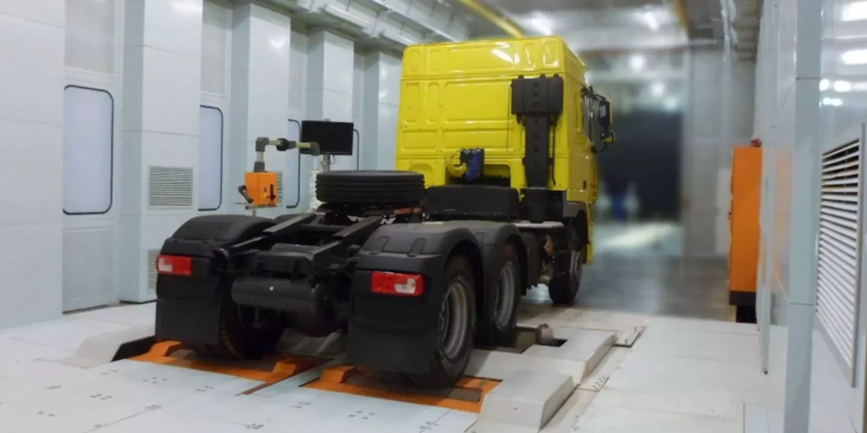 Dynamic driving test for commercial vehicles by Dürr