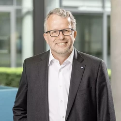 [Translate to Russian:] Friedrich, Lars Dr. President & CEO Application Technology