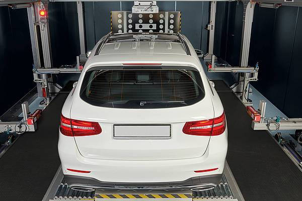 Multi-sensor calibration test stand Passenger Cars