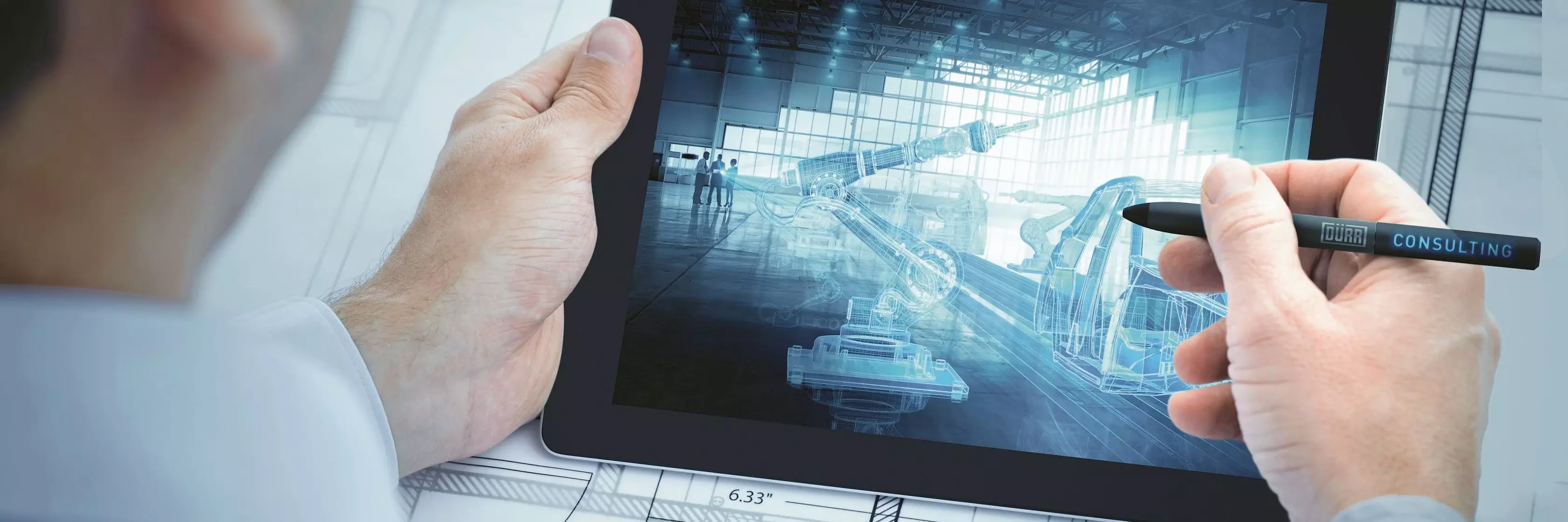 Mann zeichnet auf dem Tablet eine digitale Fabrik