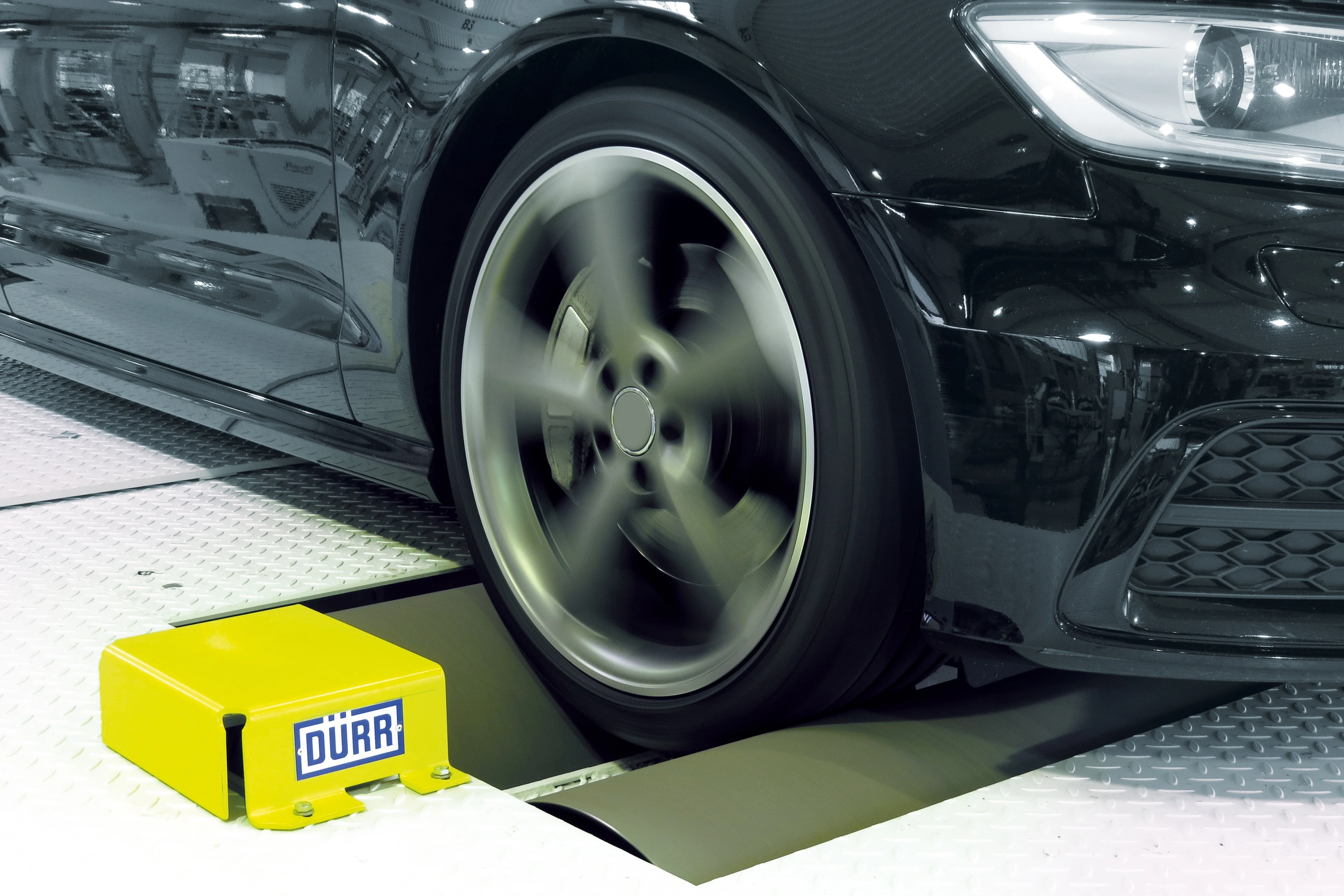 Dürr's dynamic driving test includes Roll/Brake/ABS test stand x-road