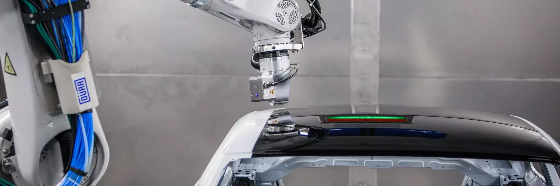 EcoPaintjet sprüht von der Seite auf die Karosserie